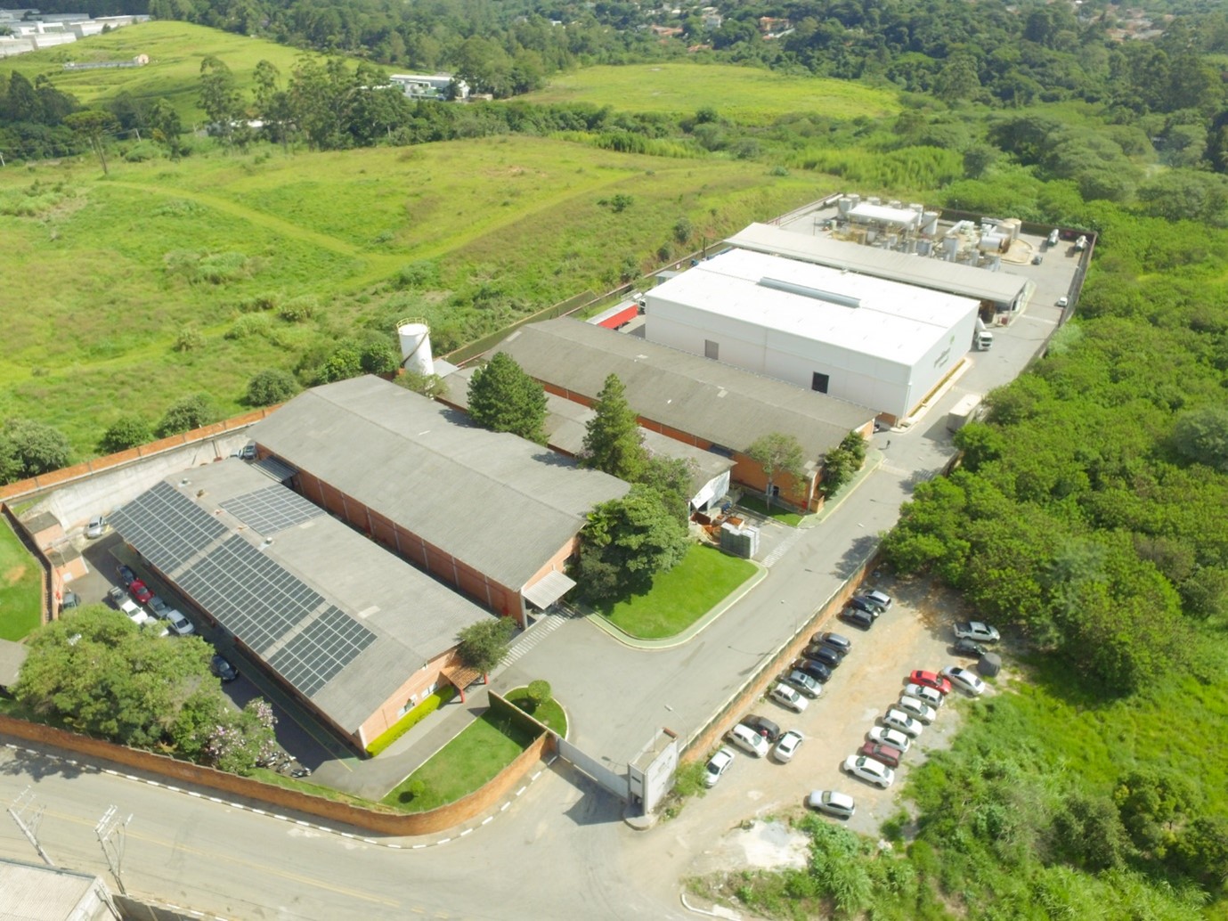 Energia solar sendo utilizada na operação da unidade em CotiaSustentabilidade na Pochteca Coremal com energia limpa